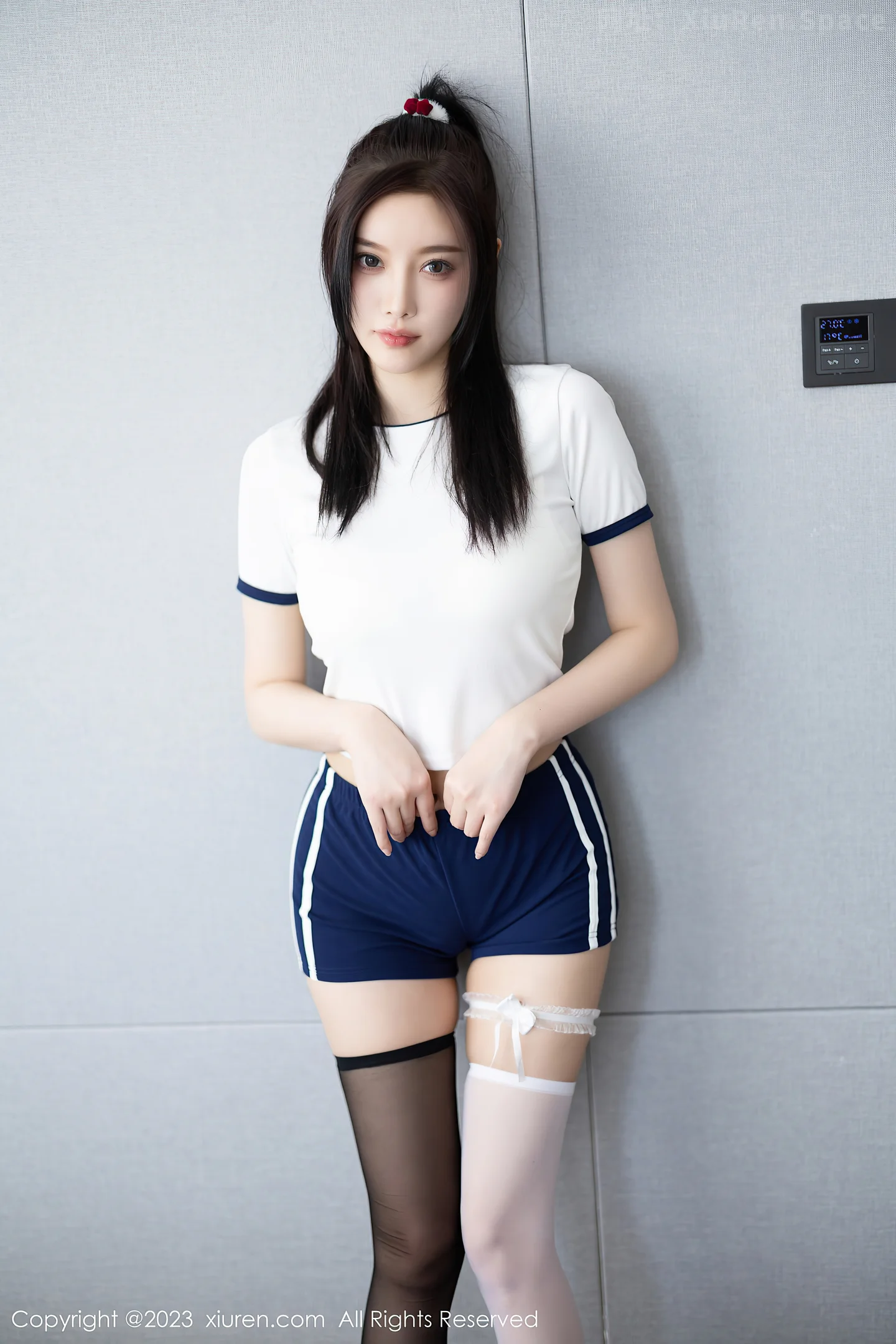 图片[2]-[XiuRen秀人网]2023.02.27 VOL.6327 严利娅Yuliya 粉色短裙与黑色透视衬衫加黑丝美腿性感私房写真集-秀人网官方网站